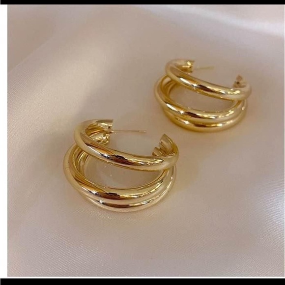 NWOT 14K Gold Plated hoops Earrings. - Picture 5 of 5